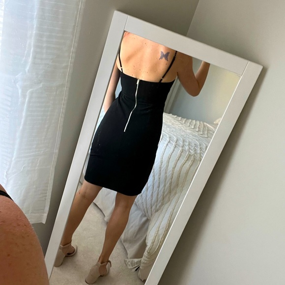 Bodycon dress with lace detail - Picture 3 of 3